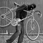 Un ladro in azione mentre ruba la bici