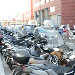 Parcheggiare moto e motorini nel centro di Firenze