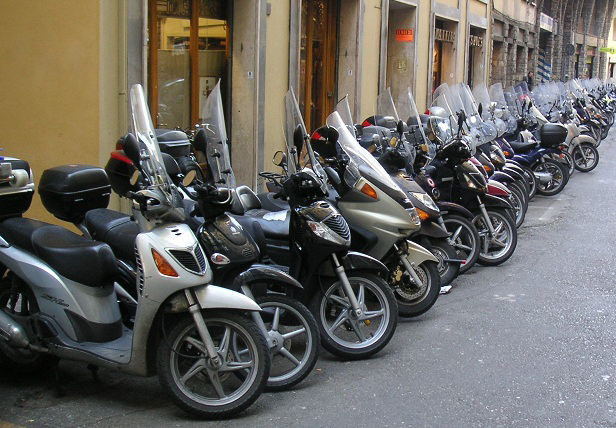 foto motorini-parcheggiati